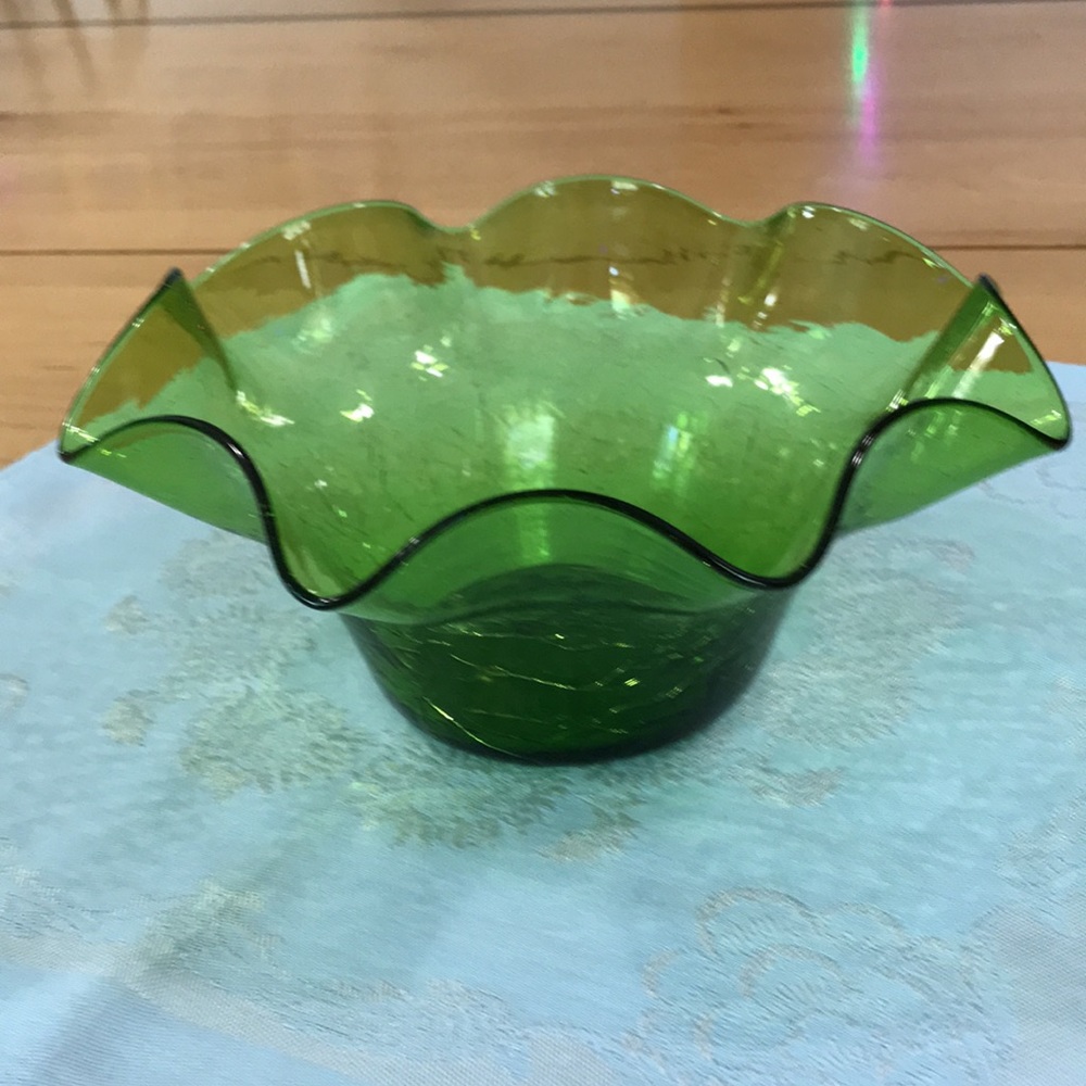 $5 Holiday Sale 🎄 Vintage Green Hand Blown Crackle Glass Bowl